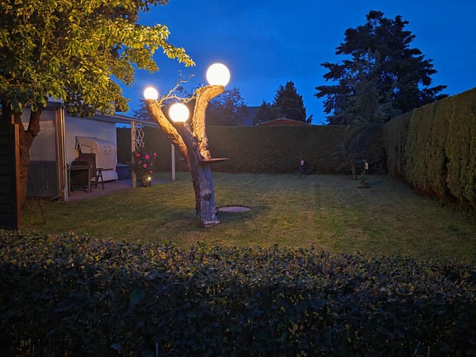Ferienhaus in K&uuml;hlungsborn - H&ouml;ppner, Joachim - Liegewiese und Grillplatz am Abend mit Beleuchtung