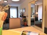 Ferienwohnung in Kühlungsborn - Appartementanlage Ostseeblick Fewo Rügen 12 - Wohn- und Essbereich mit Blick ins Schlafzimmer