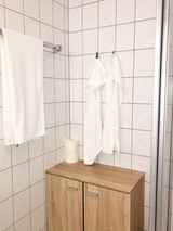 Ferienwohnung in Kühlungsborn - Appartementanlage Ostseeblick Fewo Rügen 12 - das Bad bietet ausreichend Ablagemöglichkeiten