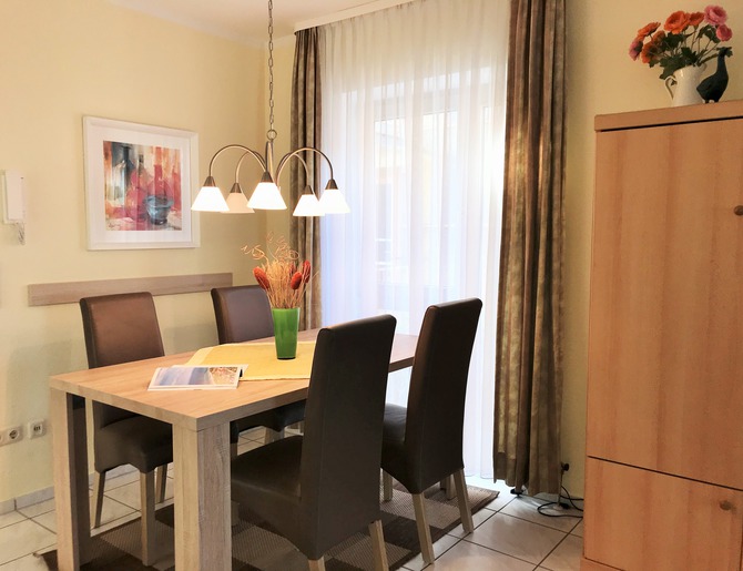 Ferienwohnung in Kühlungsborn - Appartementanlage Ostseeblick Fewo Rügen 12 - Essbereich mit zusätzlichem Schrankbett