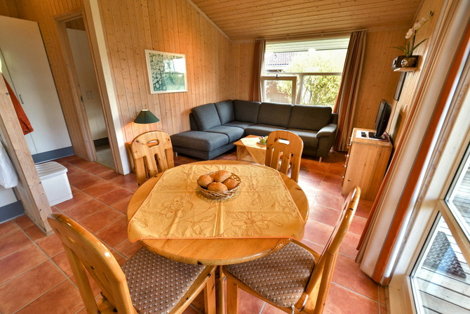 Ferienhaus in Pelzerhaken - Am Waldrand Haus A - Essecke im Wohnbereich