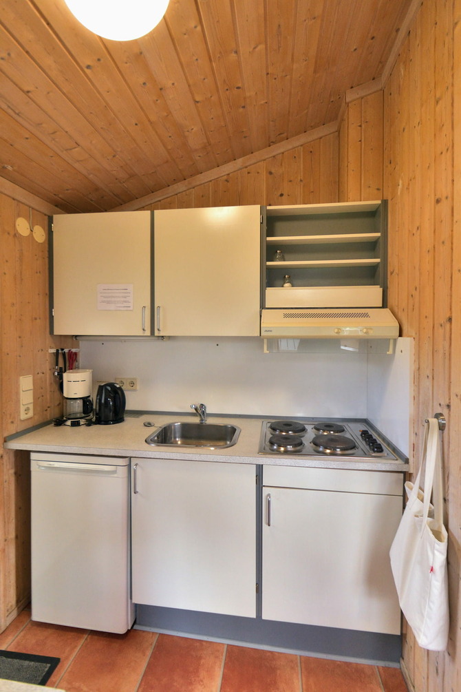 Ferienhaus in Pelzerhaken - Am Waldrand Haus A - K&uuml;chenzeile im Eingangsbereich