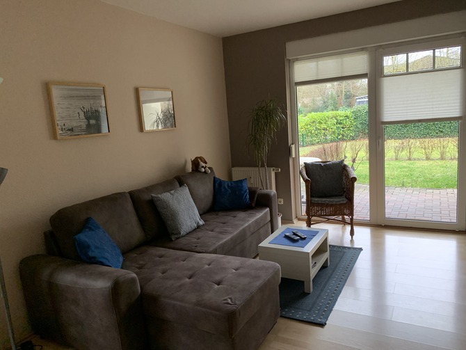 Ferienwohnung in Graal-Müritz - Ostseeperle - Wohnzimmer mit Blick in den Garten