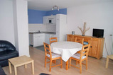 Ferienwohnung in Kellenhusen - Haus Sommerland OG 5 - Wohn- und Esszimmer im Hintergrund die Küche