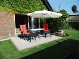 Ferienwohnung in Cismar - Hinter dem Kloster - Südterrasse mit inzwischen weißer Bestuhlung