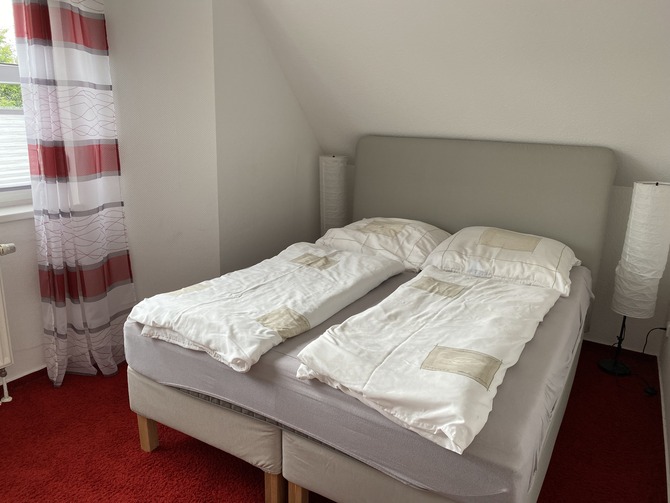 Ferienwohnung in Scharbeutz - Prühs - Schlafzimmer mit Boxspringbett 160 x 200