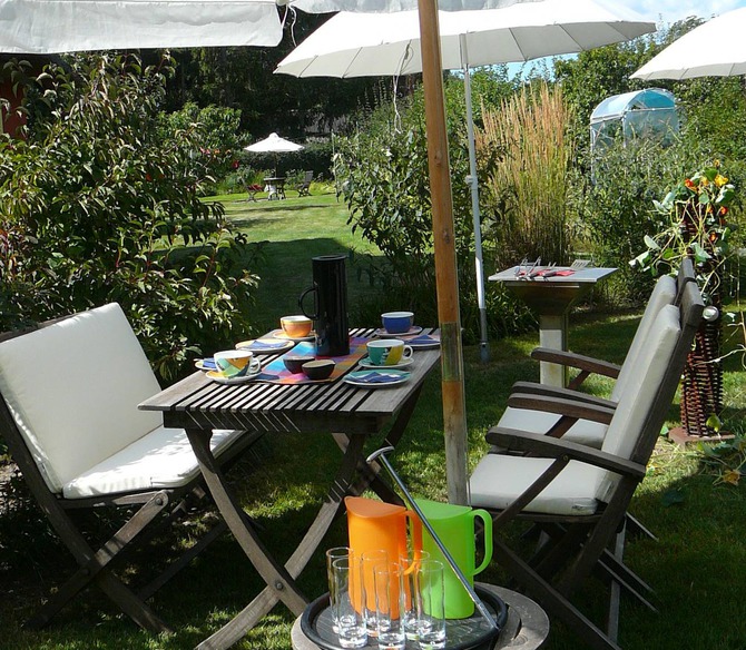 Ferienwohnung in Wieck a. Darß - Aalreuse 2 - hochwertige bequeme Gartenmöbel mit Sonnenschirmen