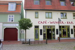 Schwalbennest am Café Wunder Bar